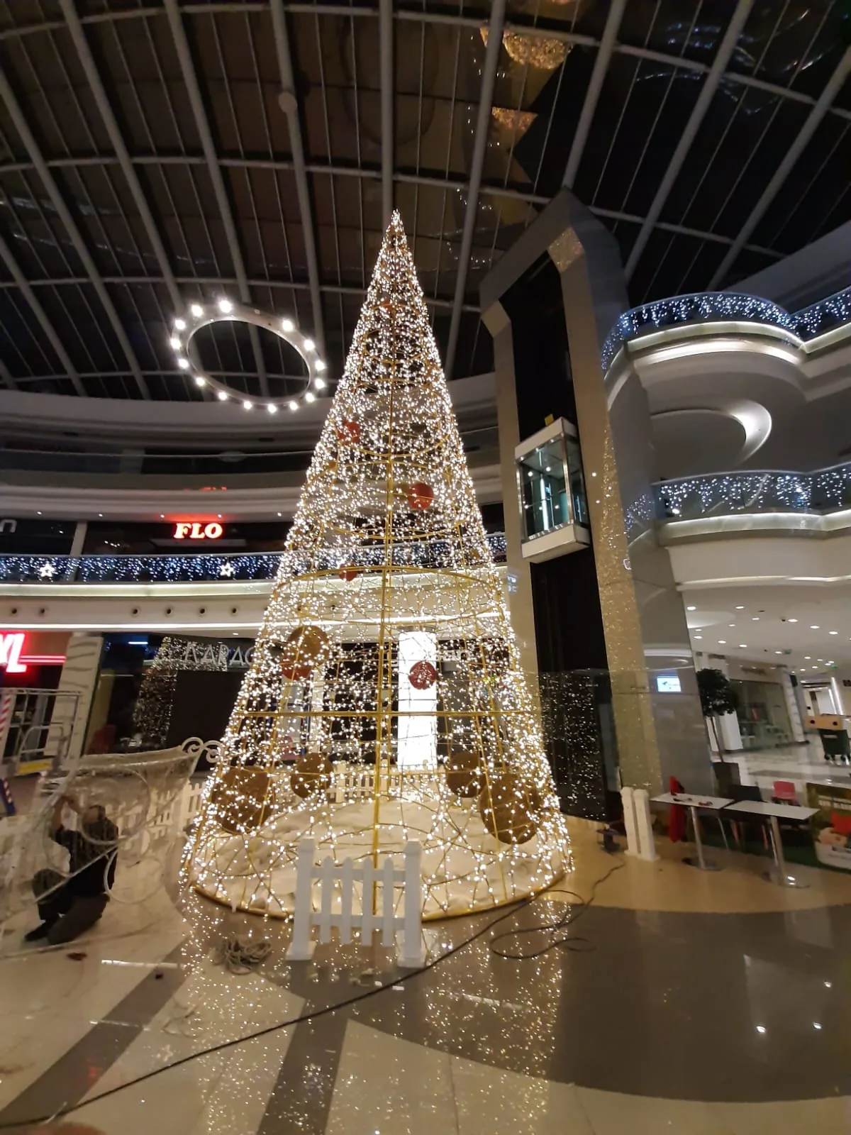 Large-scale decorative illuminated tree installation