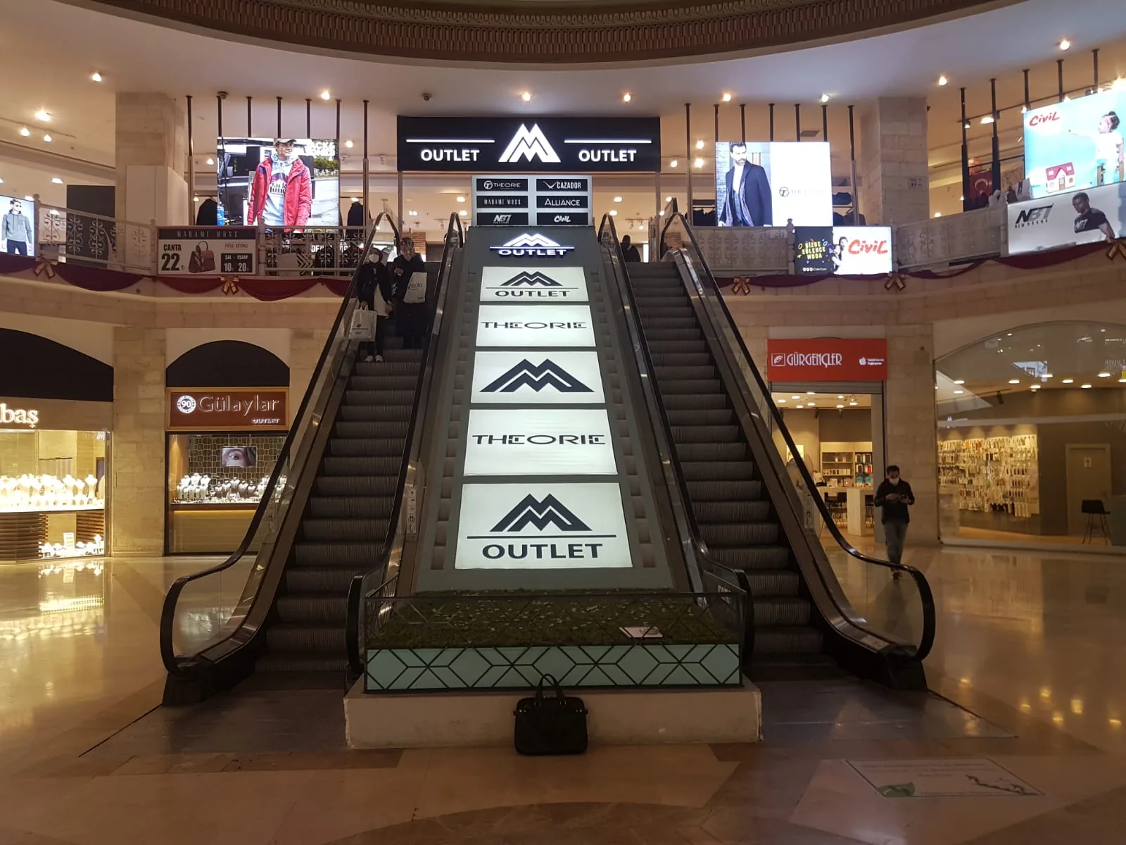 Multi-screen LED installation in a shopping mall